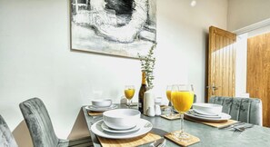 Dining - Stylish 5BR City Centre Home - Sleeps 10 - Parking (Greater Manchester)