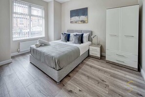5 Schlafzimmer, Schreibtisch, Bügeleisen/Bügelbrett, Reisekinderbett