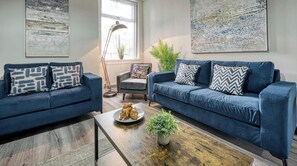 TV, offices - Stylish 5BR City Centre Home - Sleeps 10 - Parking (Greater Manchester)