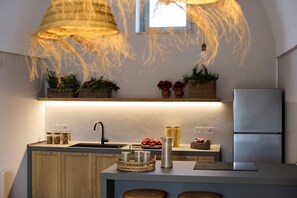 Jääkaappi, uuni, liesi, astianpesukone