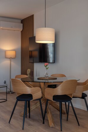 Ático superior, 2 habitaciones, vistas al mar | Zona de estar | Televisión LED de 42 pulgadas con canales por satélite, una chimenea