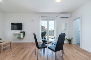 Apartamento superluxo, sacada, vista para o mar | Sala de jantar
