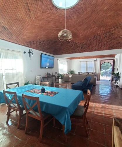 House with excellent Spanish colonial style spaces, stay and enjoy it!