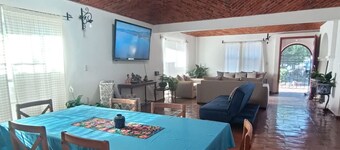 House with excellent Spanish colonial style spaces, stay and enjoy it!