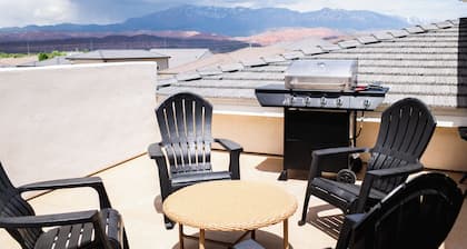 Stylish & Comfy Gem: Steps to Lake ~ Deck ~ Views! Near Zion National Park