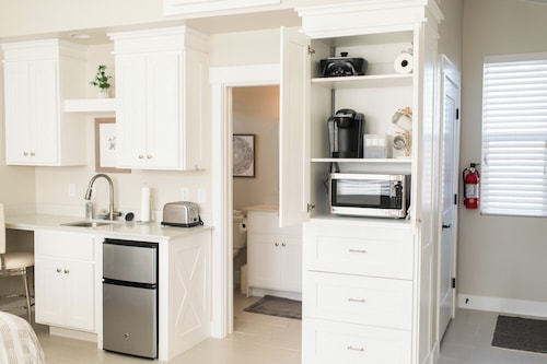 Stylish & Comfy Gem: Steps to Lake ~ Deck ~ Views! Near Zion National Park