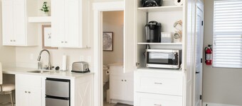 Stylish & Comfy Gem: Steps to Lake ~ Deck ~ Views! Near Zion National Park