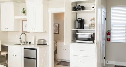 Stylish & Comfy Gem: Steps to Lake ~ Deck ~ Views! Near Zion National Park