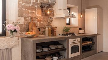 Fridge, oven, stovetop, dishwasher