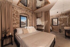 2 soveværelser, pengeskab på værelset, lydisolering