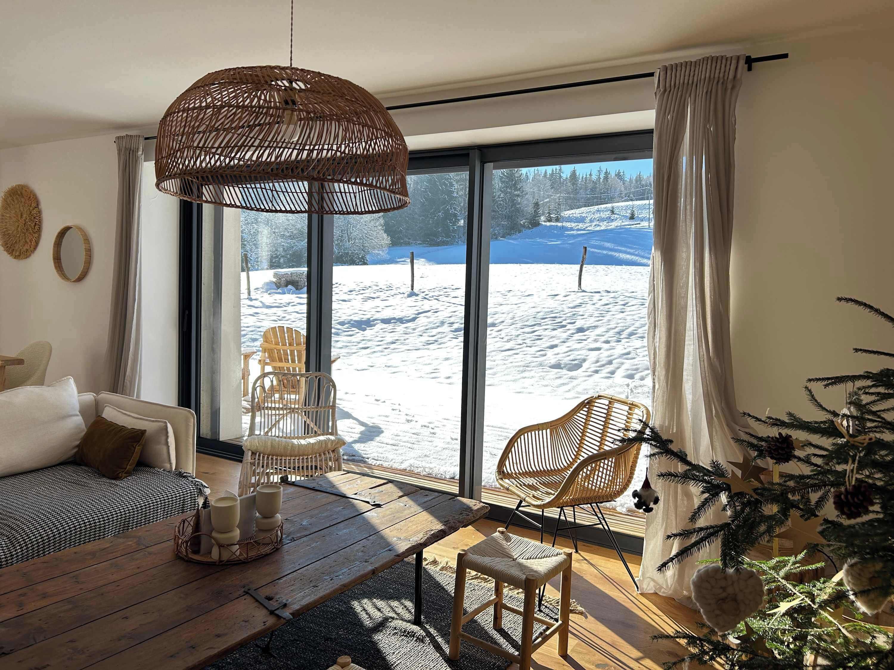 Een televisie en boeken