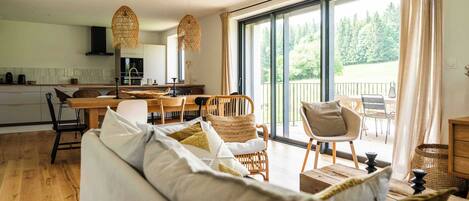 Fernseher, Bücher, Arbeitsbereiche