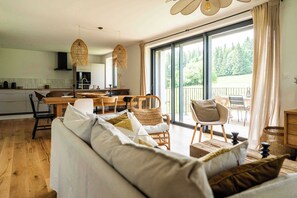 Coin salon donnant un superbe panorama avec sa grande baie vitrée - Gite 8 personnes - Le Singulier - Station des Rousses - Sauna & bain nordique - Vue panoramique - 8 pers (Prémanon)