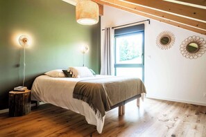 4 bedrooms, desk, iron/ironing board, travel cot