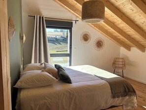 4 bedrooms, desk, iron/ironing board, travel cot