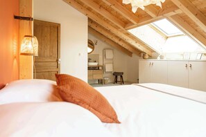 4 habitaciones, escritorio y tabla de planchar con plancha 