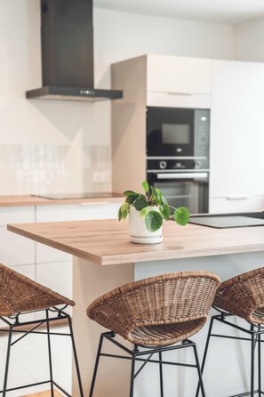 Frigorifero, microonde, forno, piano cottura