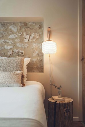 2 bedrooms, desk, iron/ironing board, travel crib