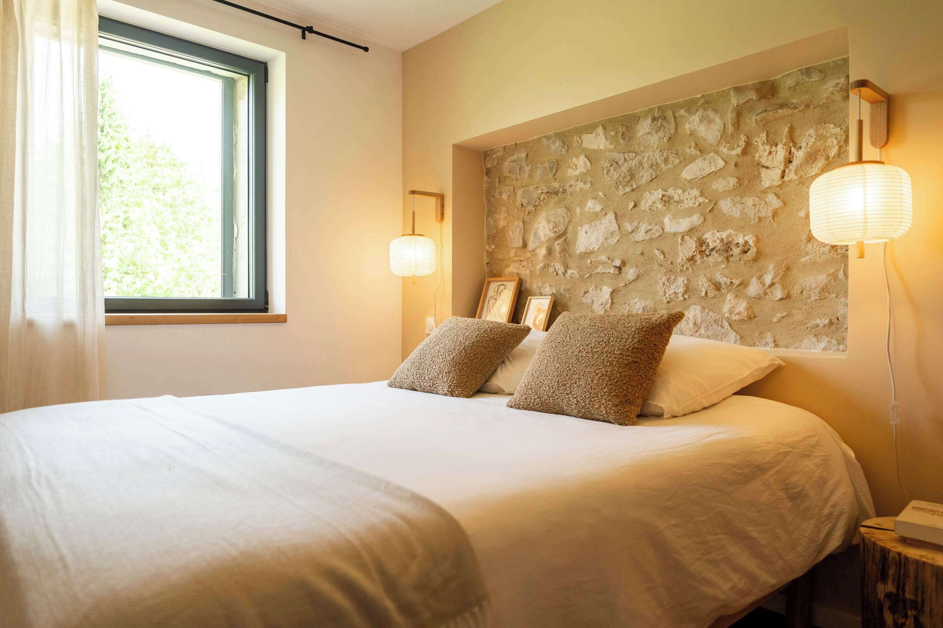 2 bedrooms, desk, iron/ironing board, travel crib