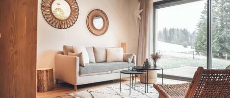 Televisio, kirjoja, työhuone