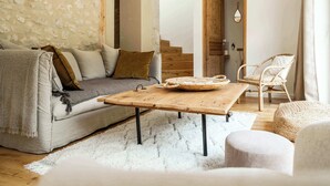 TV, fireplace, offices - Gîte dans ferme en pierre, bain nordique et sauna (Prémanon)
