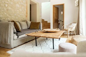 Televisio, takka, kirjoja, työhuone