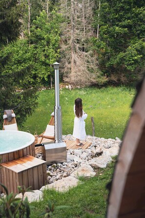 Outdoor spa tub - Gîte dans ferme en pierre, bain nordique et sauna (Prémanon)