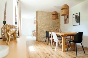 Dining - Gîte dans ferme en pierre, bain nordique et sauna (Prémanon)