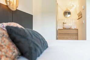 4 slaapkamers, een bureau, een strijkplank/strijkijzer, reisbedje