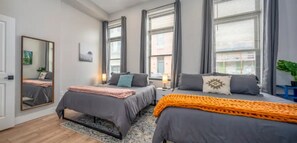 2 bedrooms, in-room safe, desk, iron/ironing board - OTR, 3 Lux Queens, Two 55in TVs, by TQL, Findlay Mkt, FREE Light Rail, Sleeps 7 (Cincinnati)