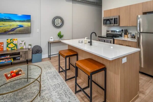 Fridge, microwave, oven, stovetop - OTR, 3 Lux Queens, Two 55in TVs, by TQL, Findlay Mkt, FREE Light Rail, Sleeps 7 (Cincinnati)