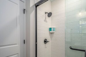 Douche, sèche-cheveux, bidet, serviettes fournies