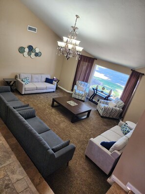 Smart TV, fireplace, video games, table football - Gorgeous Estate Living w/Pool, Beach VB, Dogs OK, Gameroom, 28 guest- 5 acres (Mesa)