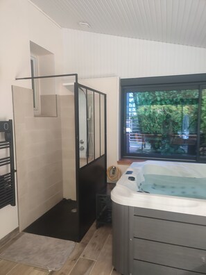 Shower, soap, shampoo, toilet paper