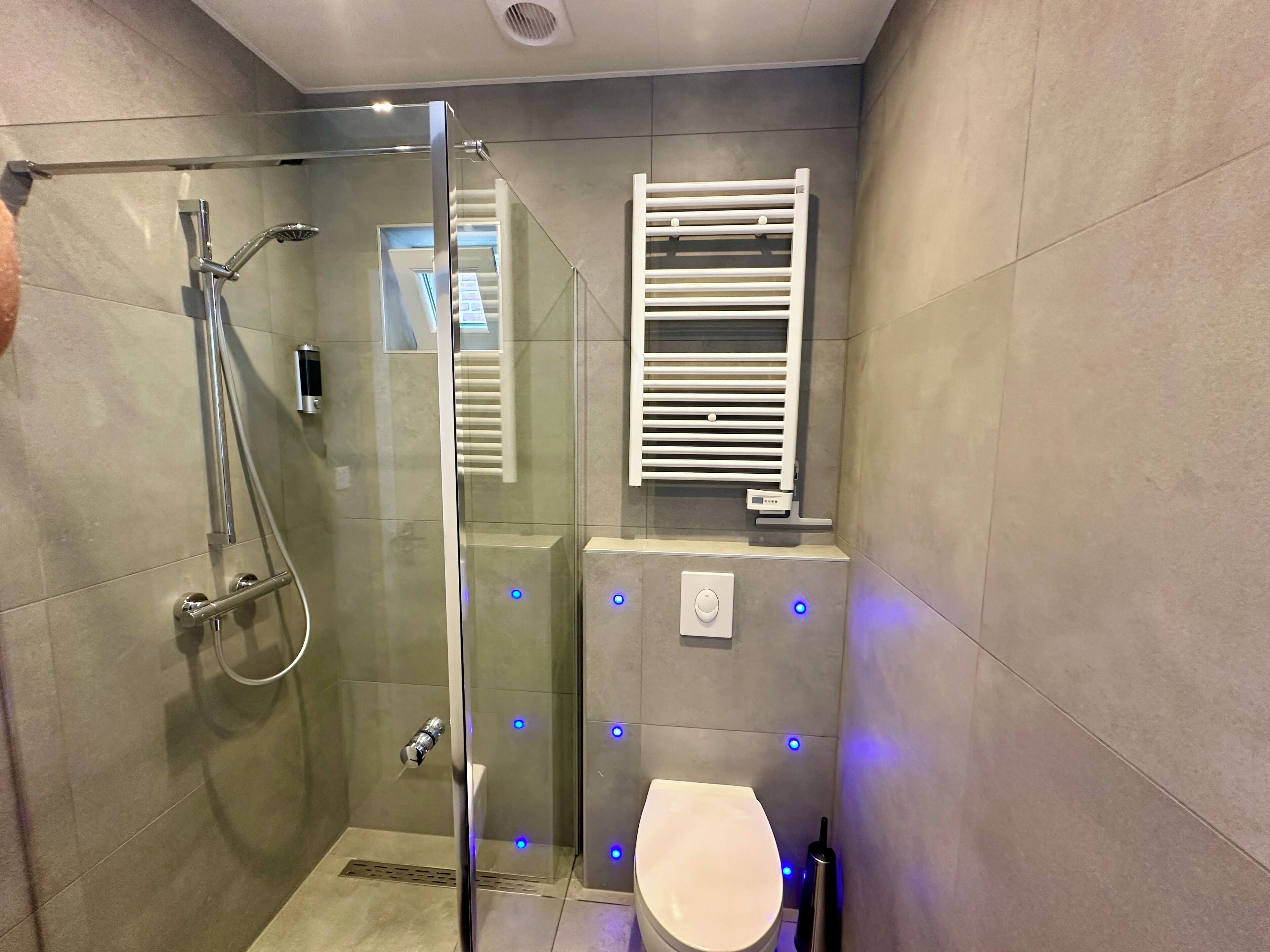 Umweltfreundliche Kosmetikartikel, Haartrockner, Handtücher, Seife