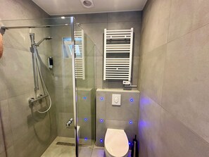 Amenidades de baño ecológicas, secadora de cabello, toallas, jabón 