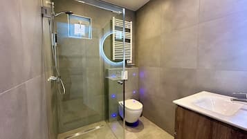 Milieuvriendelijke toiletartikelen, een haardroger, handdoeken, zeep