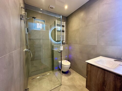 Park View Studio - Features Free Wifi, Bright Furnishings and Modern Facilities