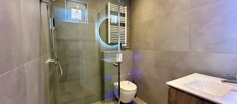 Park View Studio - Features Free Wifi, Bright Furnishings and Modern Facilities