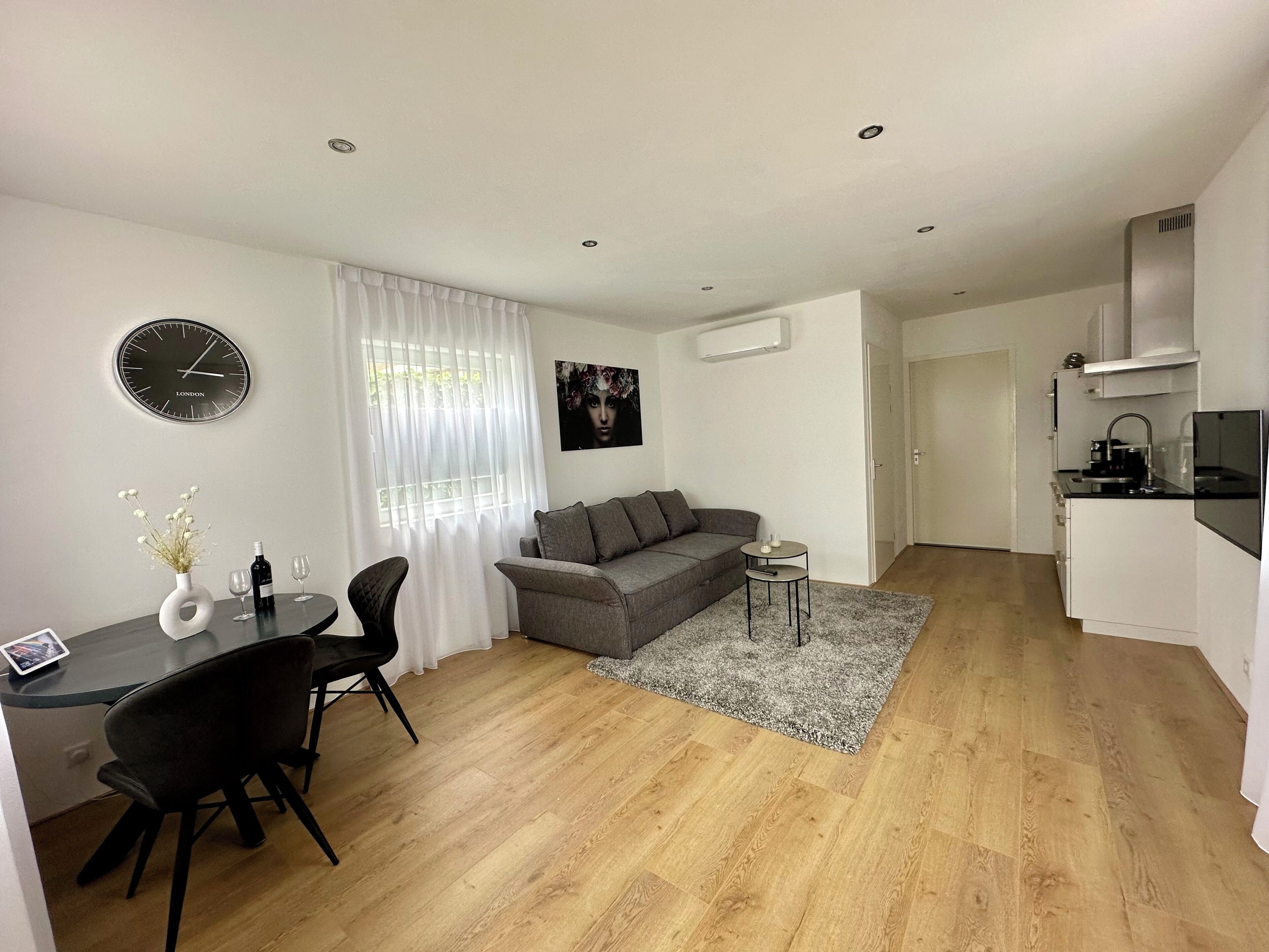 Smart-tv, een filmbibliotheek, een computerscherm en een printer