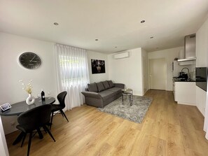 Una Smart TV, una videoteca, una pantalla de ordenador, una impresora