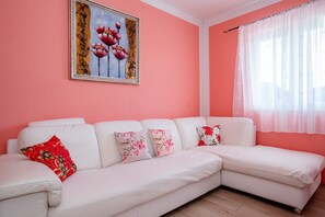 Apartment (Apartments Zora - Three Bedroom Apart) | Living room | 32-inch flat-screen TV with satellite channels - Apartments Zora (Lopar)