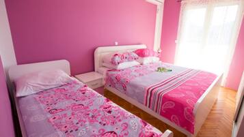 5 bedrooms, cribs/infant beds, free WiFi