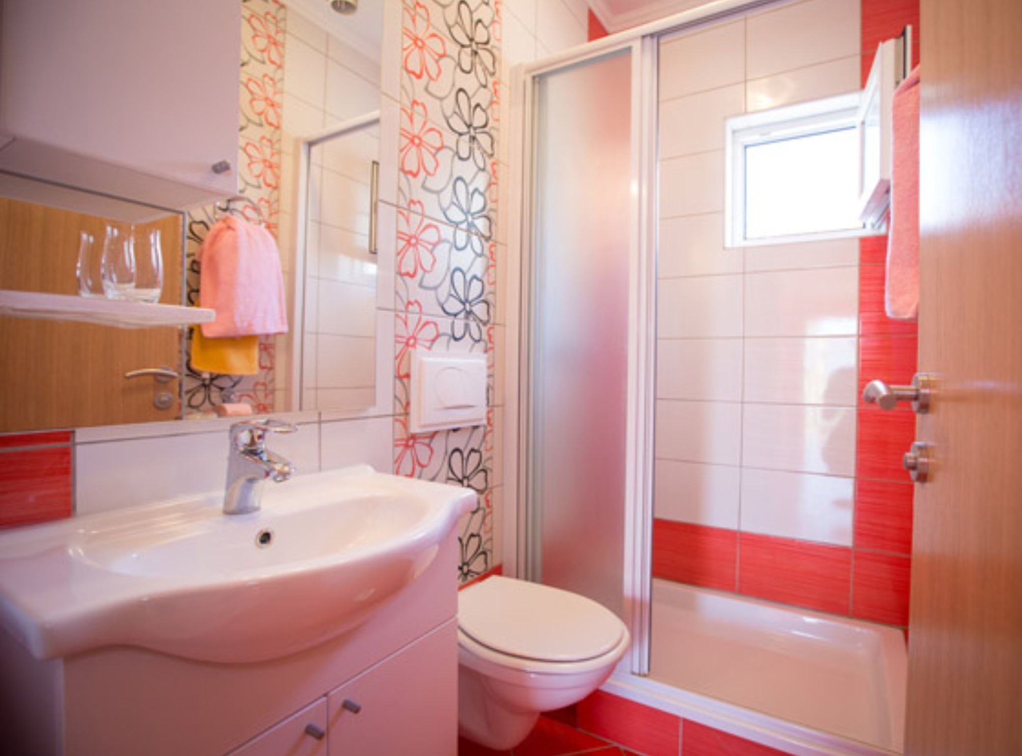 Ein Badezimmer mit Waschbecken, Toilette und Dusche.