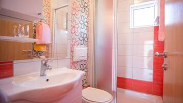 Ein Badezimmer mit Waschbecken, Toilette und Dusche.