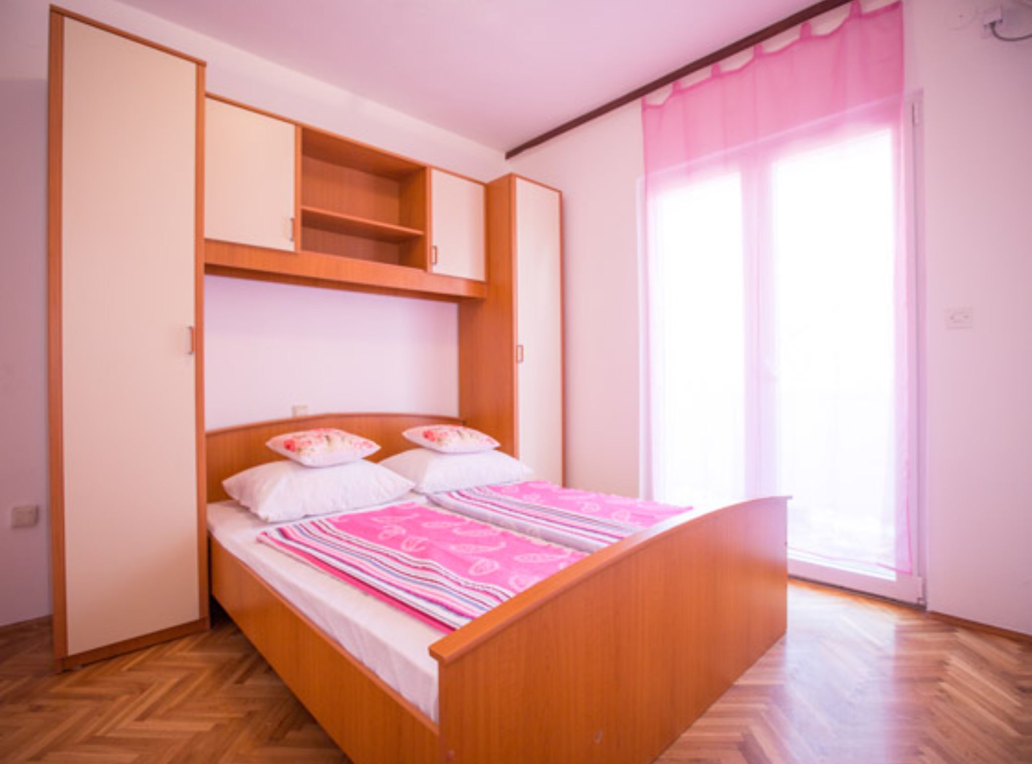 5 Schlafzimmer, Babybetten, kostenloses WLAN