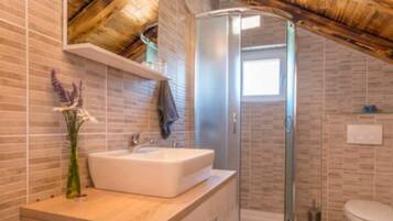 Villa (Villa Balamunta - Three Bedroom Villa) | Baño | Regadera y toallas