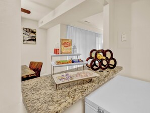 Dining - Free Parking, Near Old Town, DC Monuments, MGM Casino, and Airport (Alexandria)