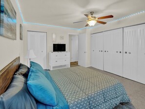 1 bedroom, iron/ironing board, WiFi, bed sheets - Free Parking, Near Old Town, DC Monuments, MGM Casino, and Airport (Alexandria)