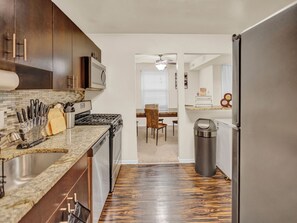 Private kitchen - Free Parking, Near Old Town, DC Monuments, MGM Casino, and Airport (Alexandria)